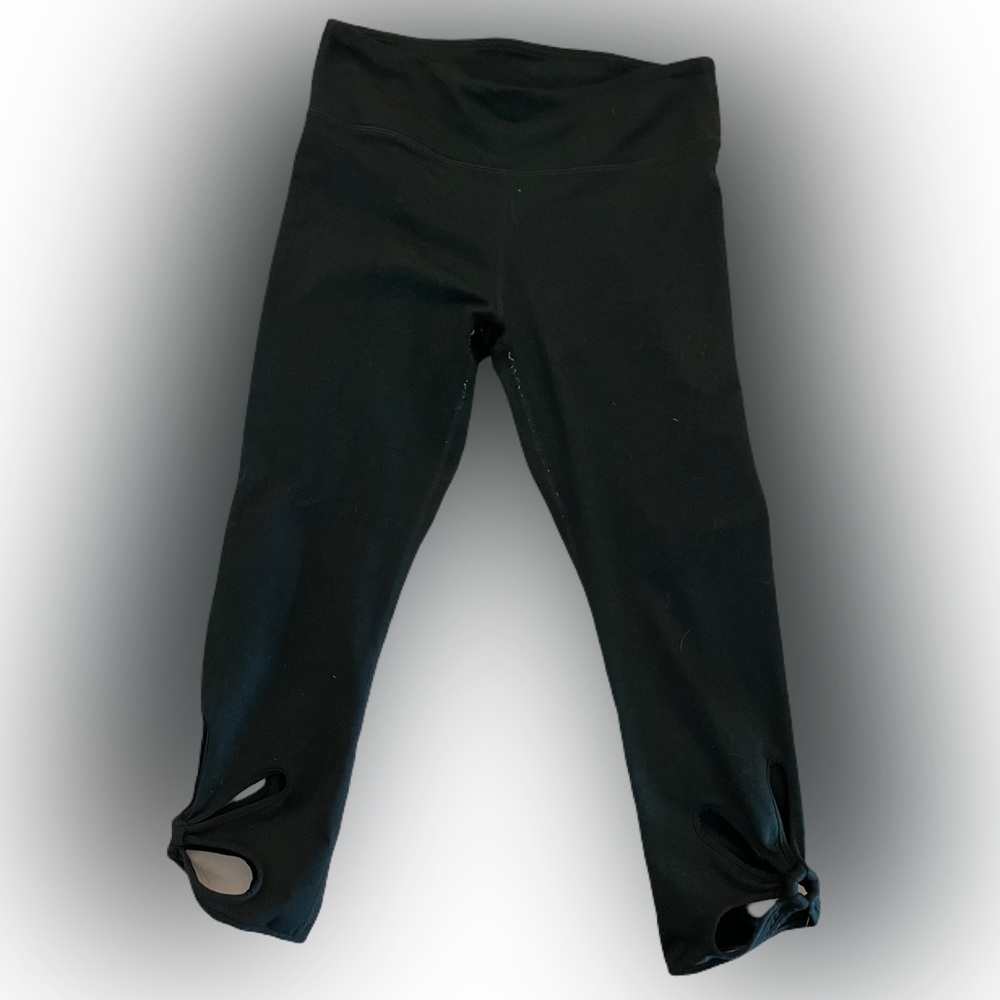 FABLETICS CROPPED BLACK LEGGINGS SMALL WITH CUTOUT